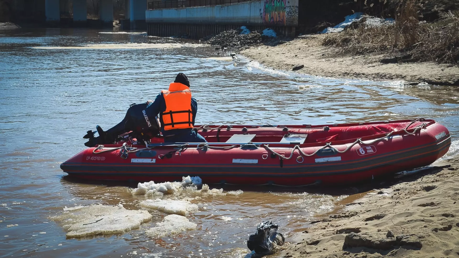 На челябинском озере прошла эвакуация 53 рыбаков, застрявших на льдине