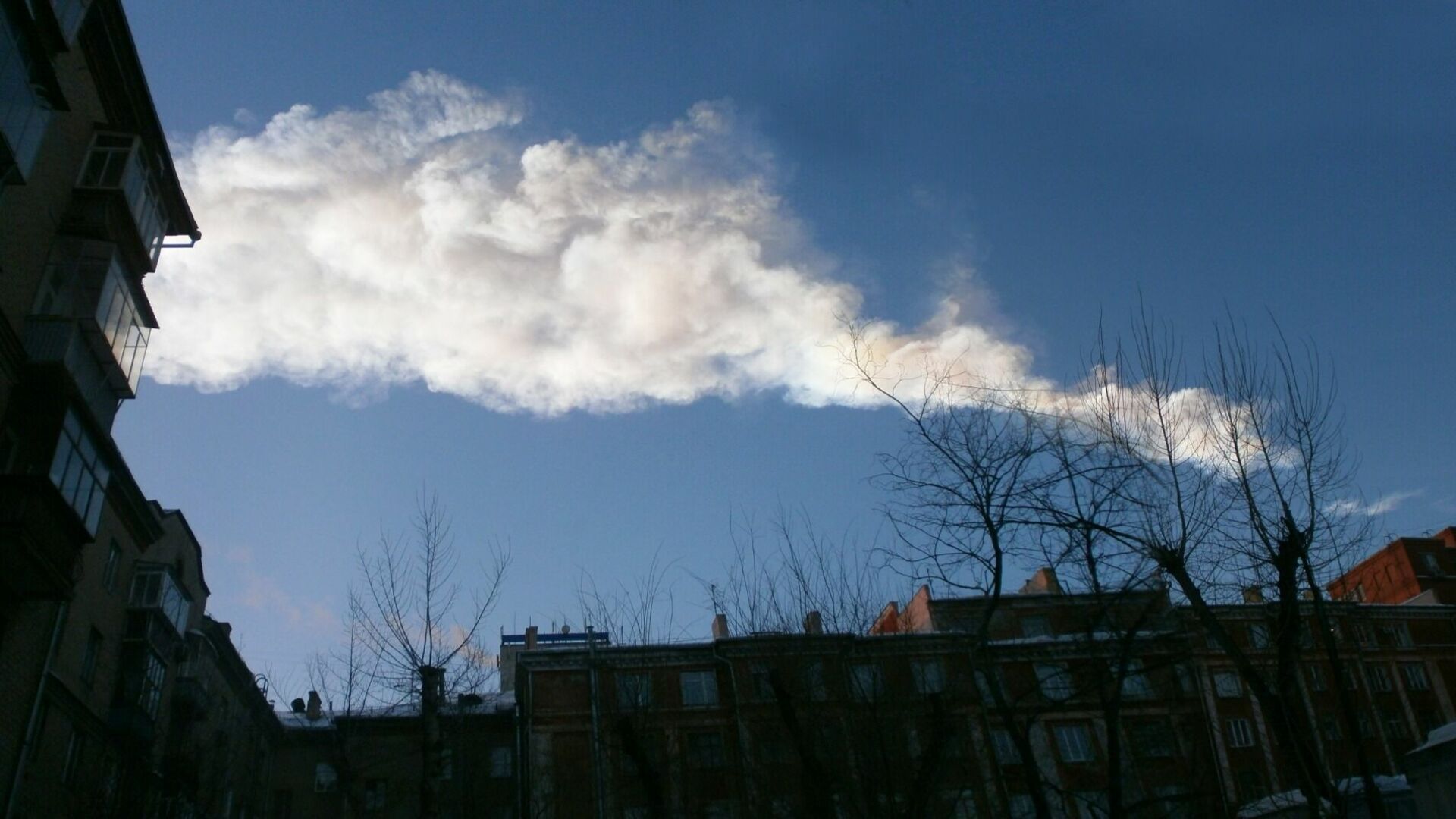 След в небе Челябинска от взрыва метеорита 15 февраля 2013 года