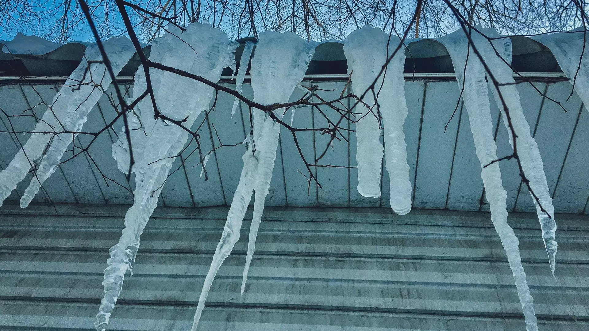 В Челябинске возбудили дело после инцидента с падением глыбы льда на мужчину