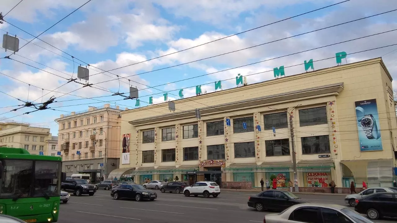 Движение по проспекту Ленина перед магазином «Детский мир» в центре Челябинска
