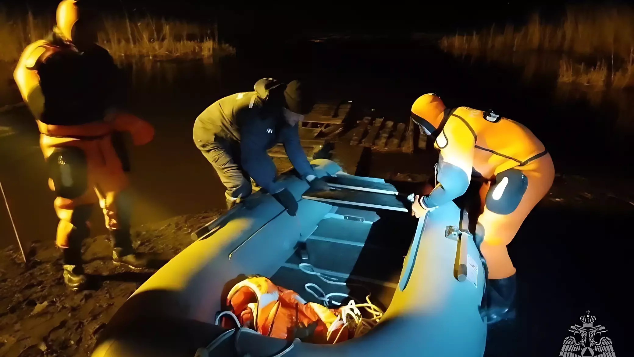 Сотрудники МЧС спасают рыбаков на челябинском озере
