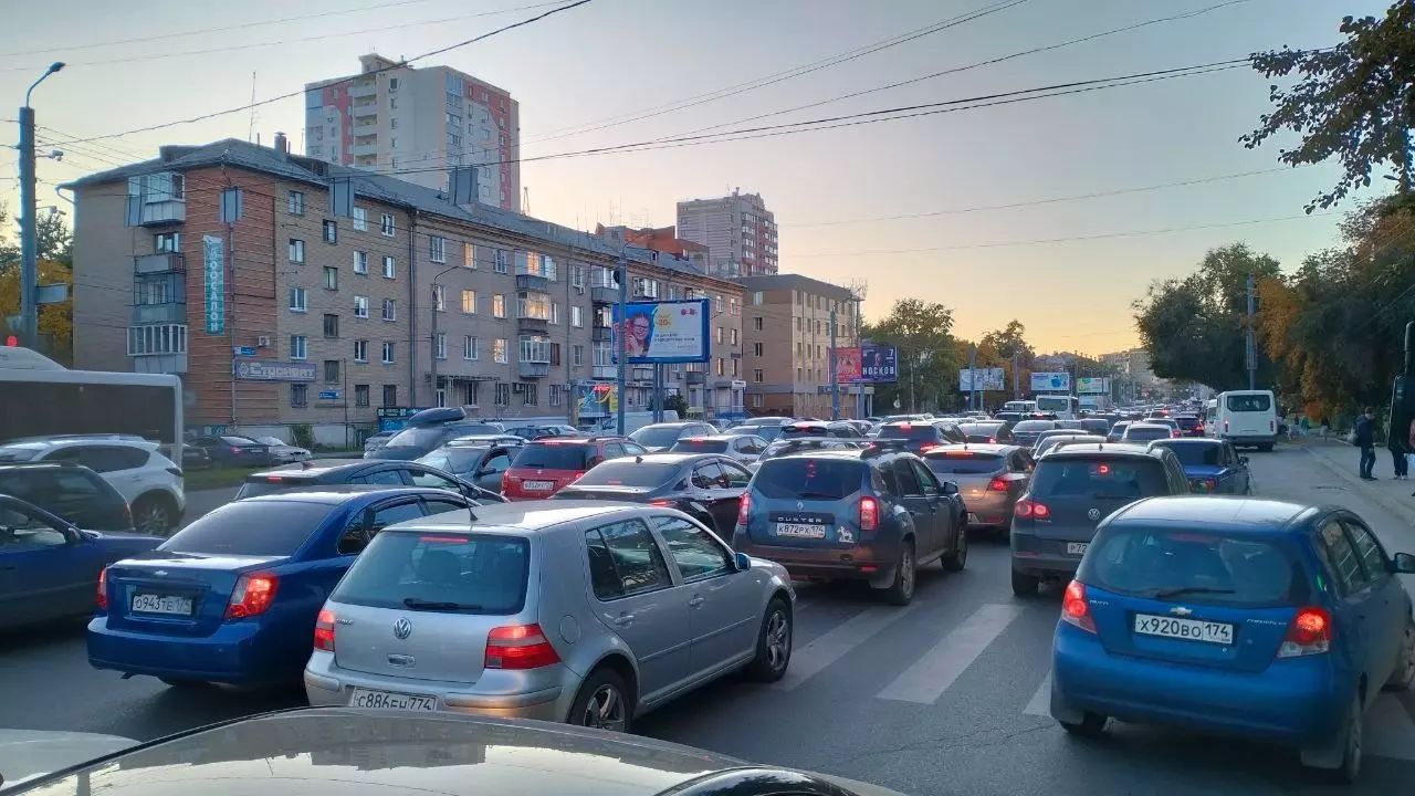 Дорожный затор на улице Доватора в Челябинске