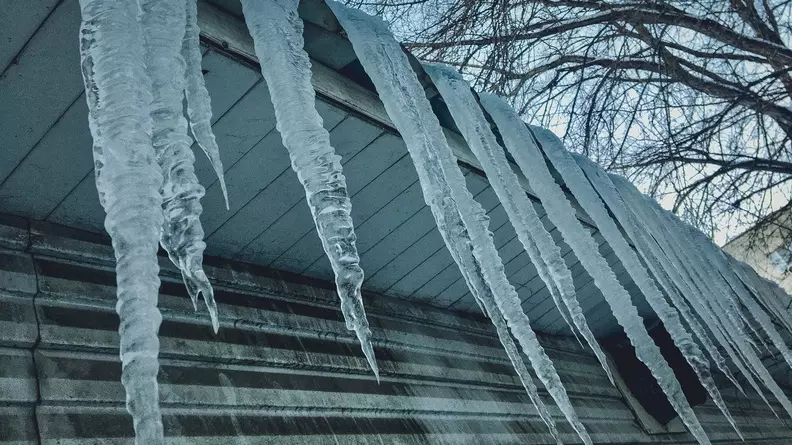 Двухлетнего ребенка едва не убило глыбой льда, упавшей с крыши дома в Челябинске