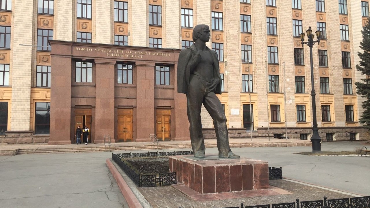 Памятник студенту в Челябинске