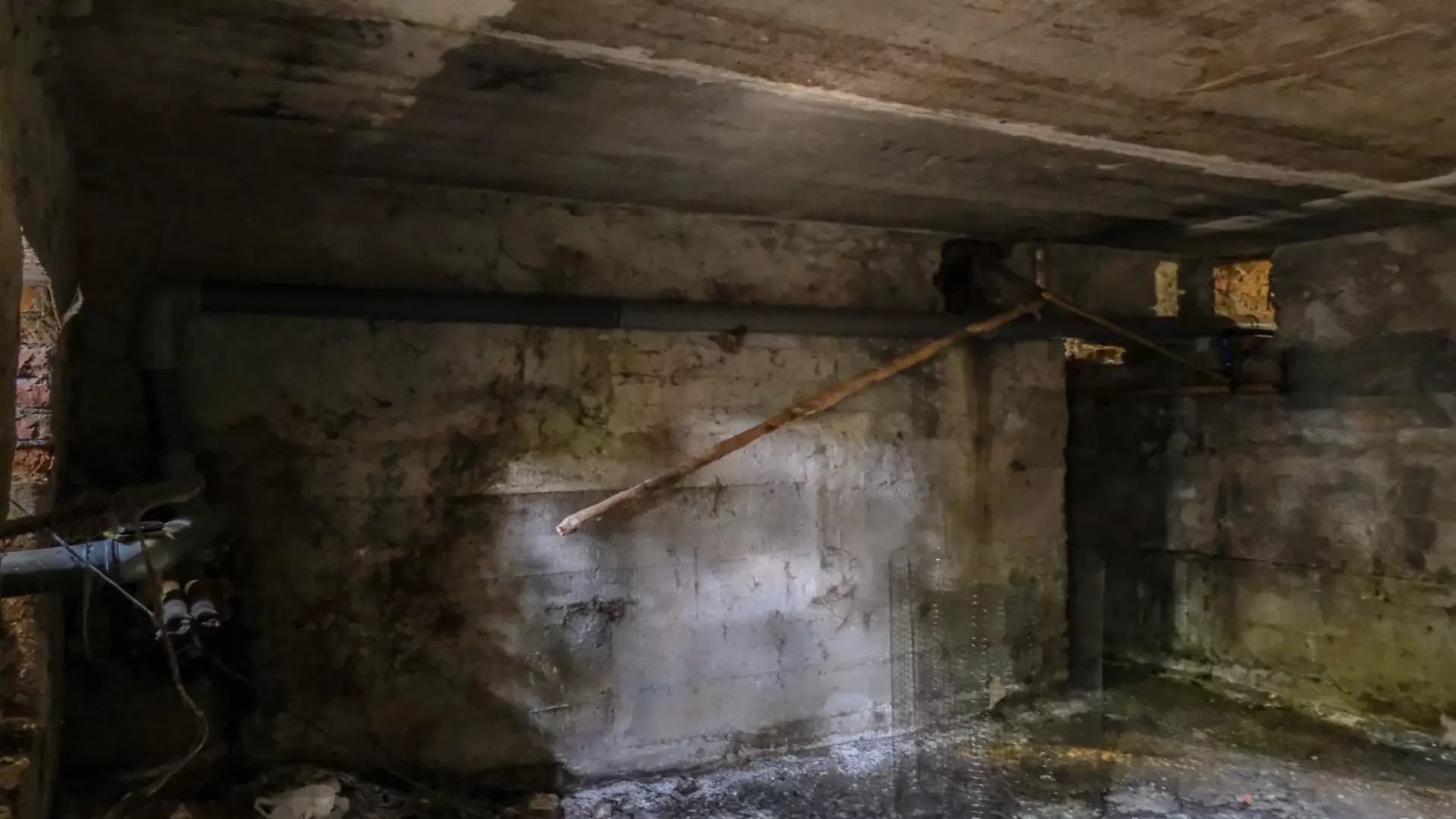 УК просушивает подвал жилого дома на ЧТЗ в Челябинске от фекальных вод