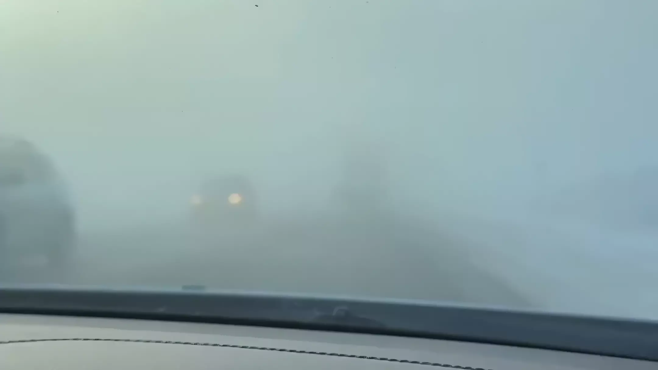 Густой дым возник на трассе в Челябинской области