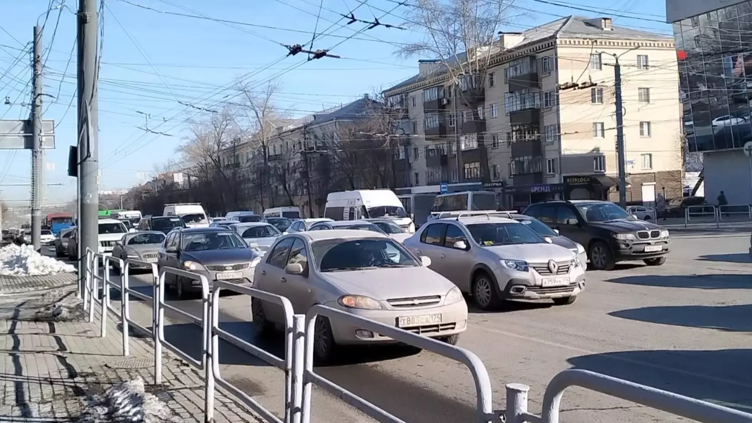 Пробка на улице Энгельса в Челябинске