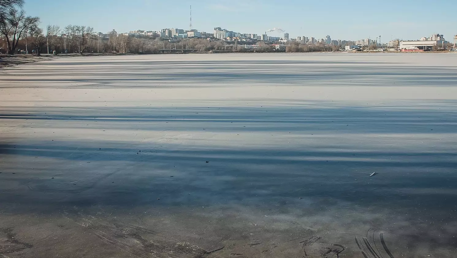 В Озерске 7-летняя девочка провалилась под лед, гуляя по пруду