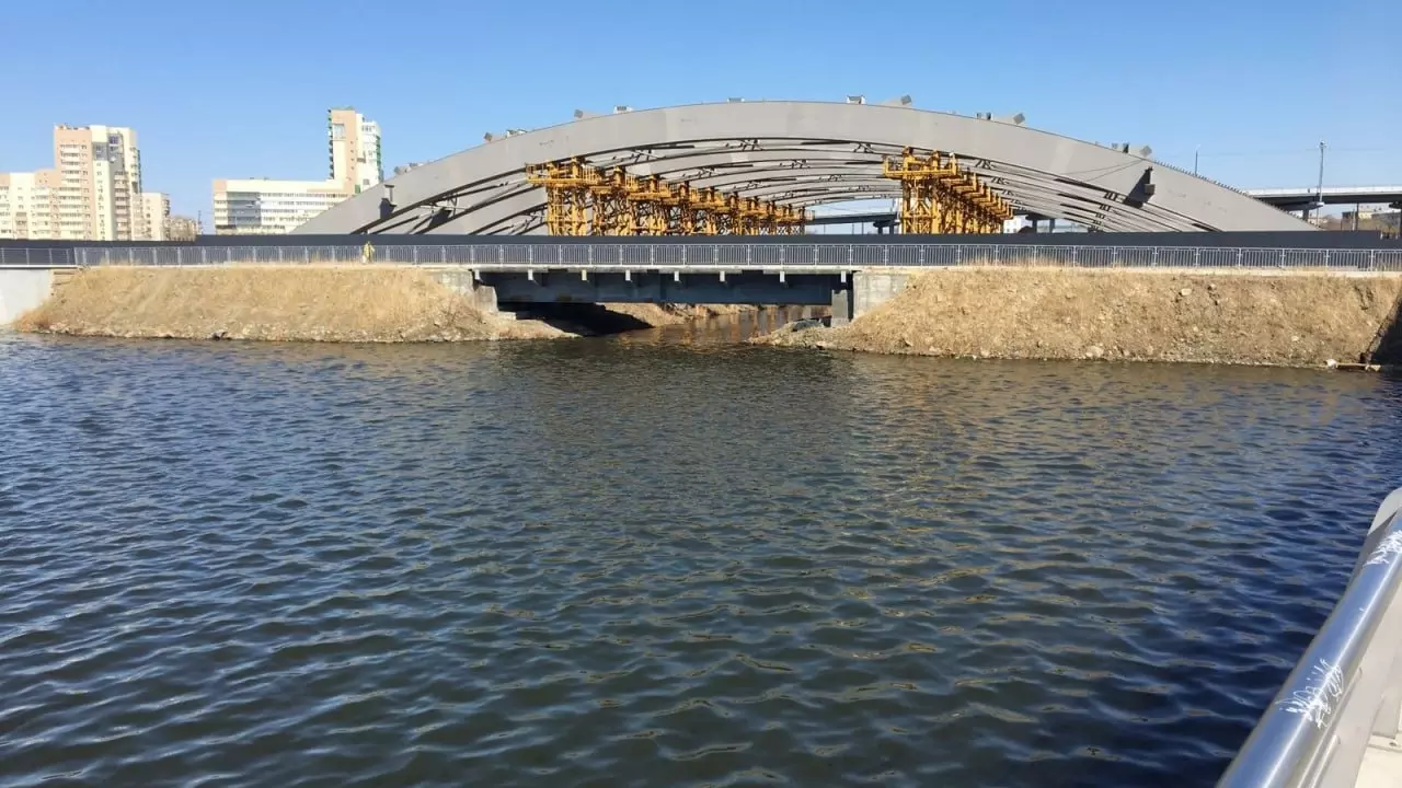 Каркас конгресс-холла на мосту летом в Челябинске