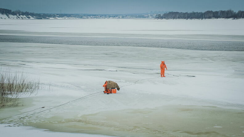 Тело утонувшего рыбака ищут спасатели в одном из озер Челябинской области